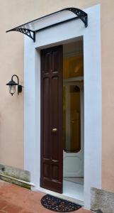 代森扎诺-德尔加达DUOMO26 BOUTIQUE APARTMENT的一间棕色门房子的入口