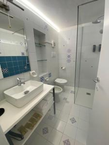 代森扎诺-德尔加达DUOMO26 BOUTIQUE APARTMENT的一间带水槽、淋浴和卫生间的浴室