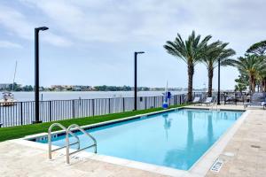 沃尔顿堡滩Residence Inn by Marriott Fort Walton Beach的享有水景的游泳池