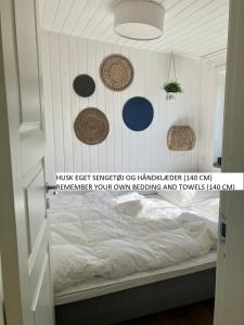 格雷诺Hytten - Tiny house的一间卧室,配有一张床,墙上挂着帽子