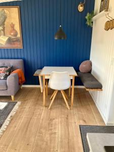 格雷诺Hytten - Tiny house的一间带桌子和椅子的用餐室