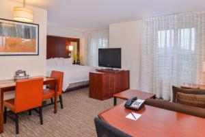 北康威Residence Inn by Marriott North Conway的酒店客房设有一间带一张床和一张书桌的卧室