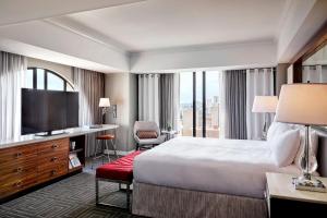 旧金山旧金山尤里安广场JW万豪酒店的配有一张床和一台平面电视的酒店客房