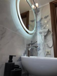 佩科霍里Bella Maisonette的一间带水槽和镜子的浴室