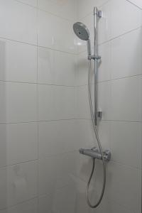 KeerbergenDe Witte Meren的浴室内配有淋浴和头顶淋浴