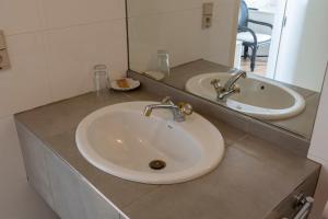 KeerbergenDe Witte Meren的浴室设有2个水槽和镜子