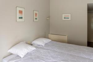 KeerbergenDe Witte Meren的一间卧室配有一张带两个枕头的床