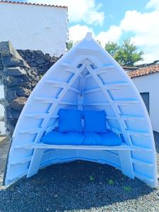 MonteCasa do Cais的蓝色凉亭,内配两个蓝色枕头