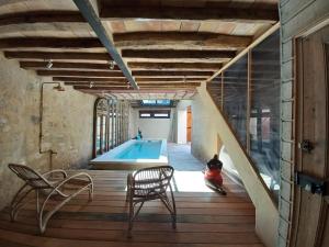 布尔邦LA CASA DE BOULBON的一个带游泳池和两把椅子的房间