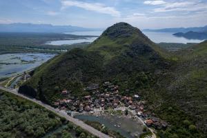 VranjinaApartment Dapcevic Skadar lake的山中村庄的空中景观