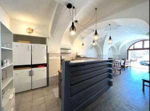捷克克鲁姆洛夫Apartmány Na Rynku Chvalšiny 18的厨房配有白色家电和台面