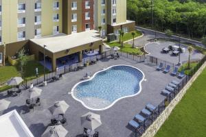 SelmaTownePlace Suites by Marriott San Antonio Universal City, Live Oak的享有酒店游泳池的顶部景色