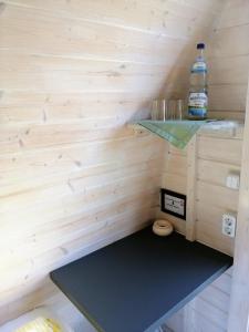 BurowHotel Zum Birkenhof的小型桑拿浴室,配有卫生间和一瓶水