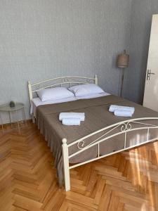 西格纳吉Guest House Sarajishvilze的一间卧室配有一张床,上面有两条毛巾
