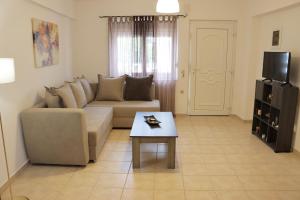 马克里亚罗斯Manos Seaside Apartment的带沙发和咖啡桌的客厅