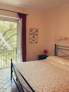 Collazzone阿尔伯拉塔乡村民宿的一间卧室设有一张床和一个大窗户