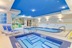 坎卢普斯坎卢普斯万豪费尔菲尔德客栈及套房酒店的游泳池,位于带游泳池的大房间