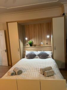 利物浦Room in family home near Penny Lane Liverpool的一间卧室配有一张大床和两条毛巾