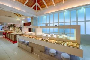 蓬塔卡纳Grand Sirenis Punta Cana Resort & Aquagames - All Inclusive的大楼里挂着甜甜圈的面包店