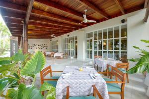 蓬塔卡纳Grand Sirenis Punta Cana Resort & Aquagames - All Inclusive的一间带桌椅的用餐室