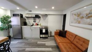 多伦多Renovated Guest Suite Near The Lake & High Park in Toronto!的带沙发的客厅和厨房