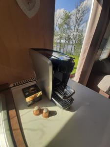 Velká JeseniceRozkoš beach mobilheim的一张桌子,上面有打印机和两个甜甜圈