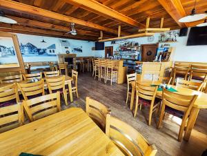 LišovMalostranská restaurace的用餐室配有木桌和椅子