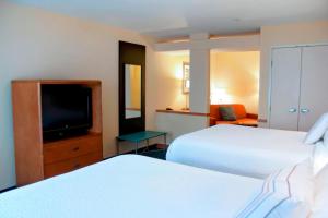 埃姆斯艾姆斯费尔菲尔德套房酒店的酒店客房设有两张床和一台平面电视。