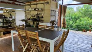 新山Canopy Villa Sireh Park的甲板上配有桌椅的用餐室