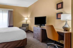 石头山石山康福特茵套房酒店的酒店客房配有一张床和一张书桌及一台电视