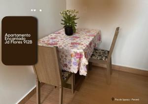 伊瓜苏APARTAMENTO ENCANTADO JD FLORES 912 - 1º andar的桌子上摆着盆栽植物