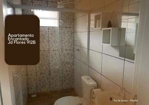 伊瓜苏APARTAMENTO ENCANTADO JD FLORES 912 - 1º andar的浴室配有白色卫生间和淋浴。