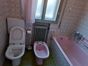 泰塞拉Locazione Turistica的浴室配有卫生间、盥洗盆和浴缸。