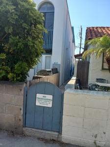 圣地亚哥SHARED TOWNHOUSE in MISSION BEACH的建筑前的蓝色门,上面有标志