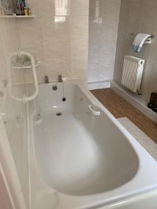 奥勒顿Acorn Cottage的浴室内设有大型白色浴缸。