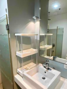 纳苏格布Pico de Loro Miranda Family Beach Condo max 6 pax with fiber internet的浴室设有白色水槽和镜子