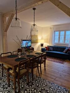 奥尔什丁Kolbergarden的客厅配有桌椅和沙发