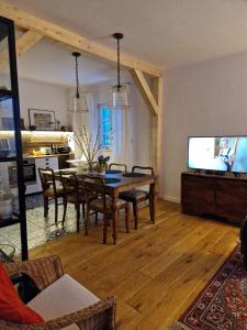奥尔什丁Kolbergarden的客厅设有餐桌和电视