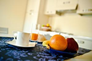 PescinaHotel San Berardo的桌上放着一碗水果和一杯咖啡
