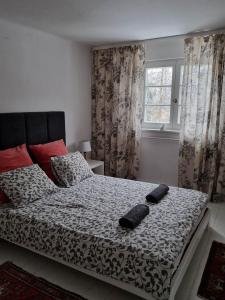 奥尔什丁Kolbergarden的一间卧室配有一张带两个枕头的床