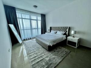 阿吉曼Luxury full sea view flat的一间卧室设有一张床和一个大窗户