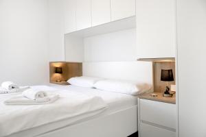 奈维斯Apartments Terra Sun with Private Pool or Jacuzzi的一间卧室配有两张带白色床单的床
