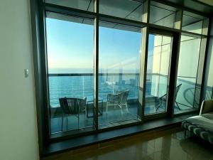 阿吉曼Luxury full sea view flat的客房设有一个享有水景的阳台。