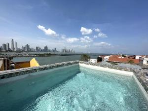 巴拿马城AmazINN Places Penthouse Deluxe, Skyline and Private Rooftop的享有城市景致的游泳池