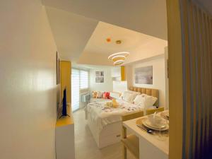 圣费尔南多Sweet Retreat Studio Azure North的白色卧室配有床和桌子