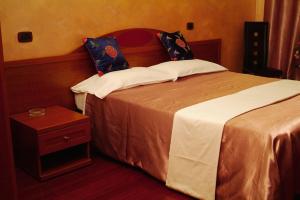 蒙卡列里班加西酒店的酒店客房,设有床铺和床头柜
