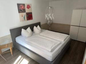 基彭海姆Apartment Stabel 8,1 km von Europa Park的一张带白色床单和枕头的床