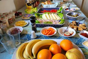 里沃Willa DanSar的香蕉橙子和其他食物的桌子