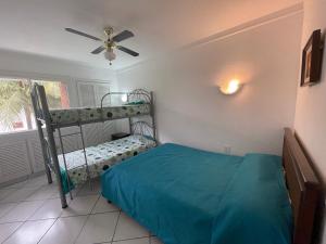 赛姆Casa Blanca: Frente al mar的一间卧室配有双层床和吊扇