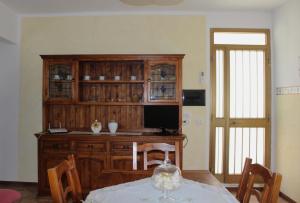 圣焦万尼达索Casa vacanza Podere Ristoro的一间带桌子和木 ⁇ 的用餐室